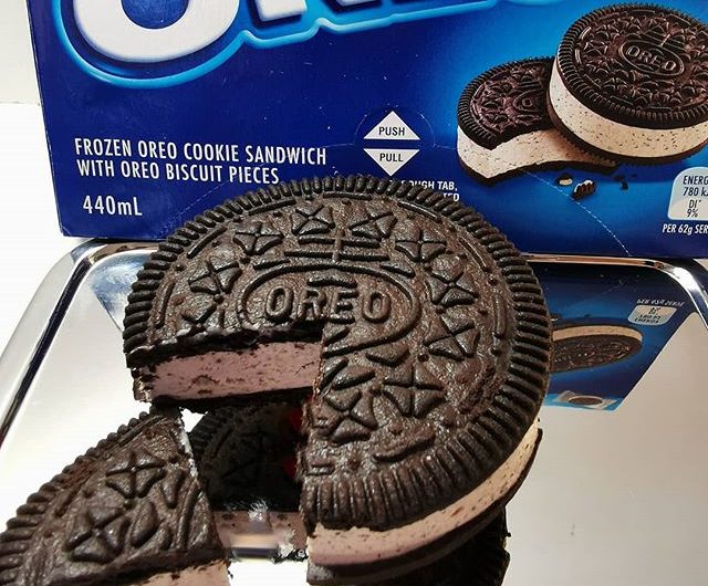 Oreo – Frozen Oreo Cookie Sandwich with Oreo Biscuit Pieces